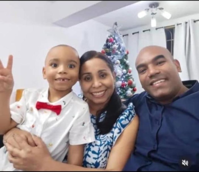 Se llama Carlos Eduardo Segovia Anaya. Su esposa es Yasmelia Acosta, el niño se  llama Diego Segovia