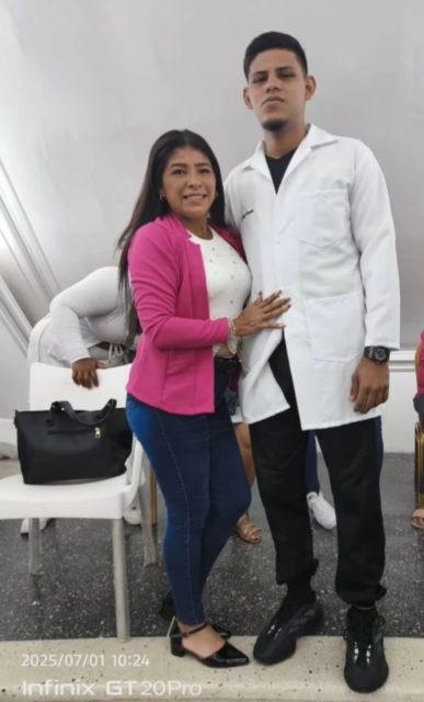 Jeremy Eliesker Martínez Hernández,  su mamá  Yacquelim Elvira Hernández Capote, 1 de sus hermanas Anais Carolina Martínez Hernández