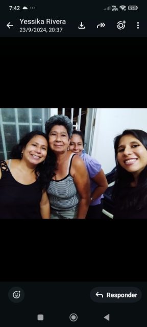 la dela izquierda es yesika Eliana rivera Véliz Allí sigue Feliza Allí sigue María Isabel rivera Véliz  Allí sigue Sasha rivera Véliz