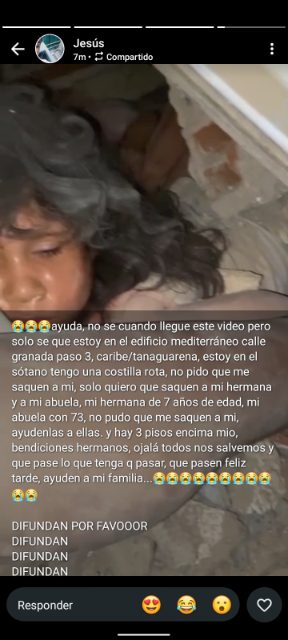 Una familia aún con vida bajo los escombros en la imagen está la dirección pidan ayuda para ellos yo no puedo soy menor de edad