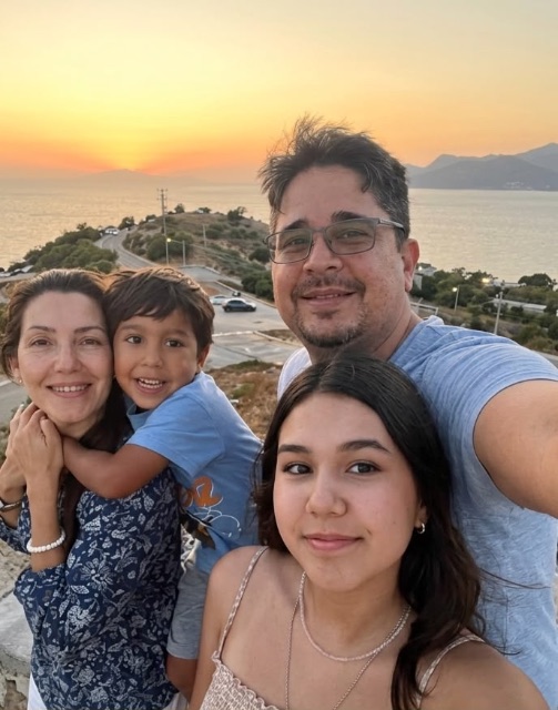 Elisa carrillo su esposo y 2 hijos